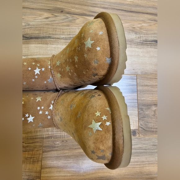 UGG Boots Youth Classic Mini II Stars - Picture 12 of 13